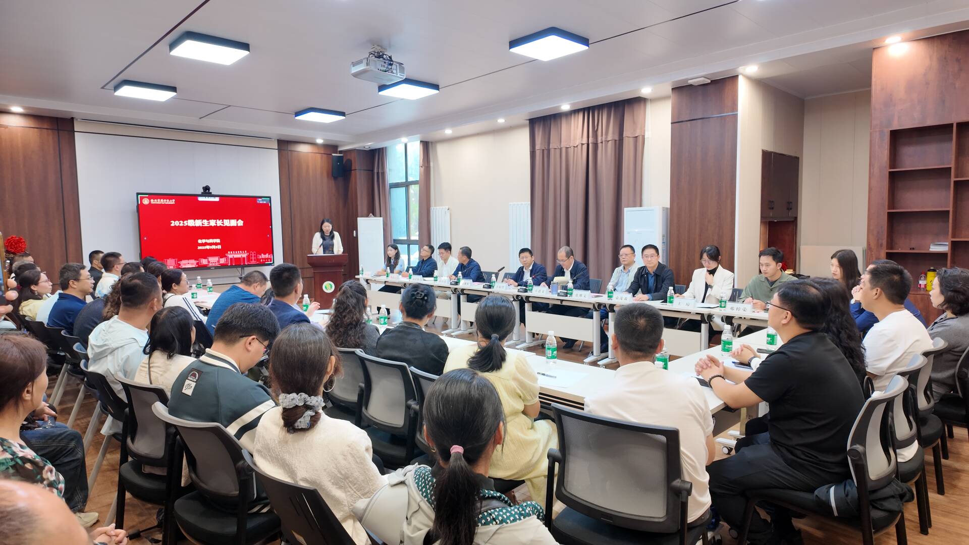 六合论坛
举办2025级本科新生家长见面会